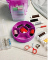 Set Masina de cusut manuala, portabila, cu baterii + Trusa de cusut si croitorie, portabila, cu 210 accesorii
